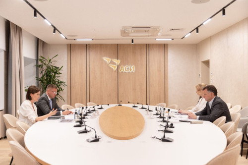 Slusar met ASI direktor