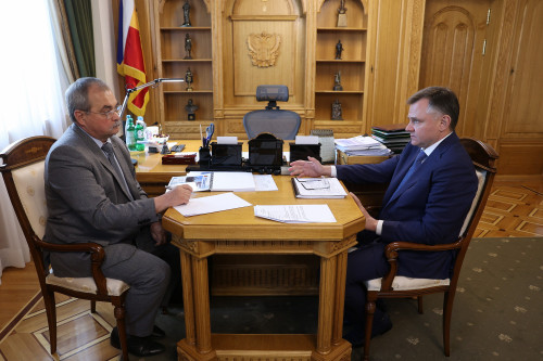 Slusar met Delnov